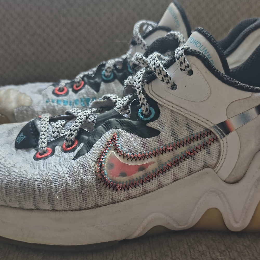 Nike Athens Kids Size 4 Tennis Shoes